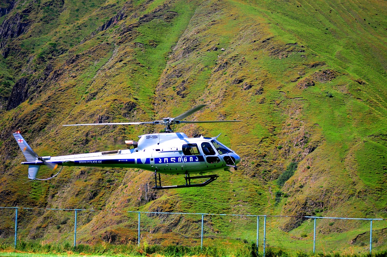 Вертолет МВД Грузии совершил аварийную посадку
