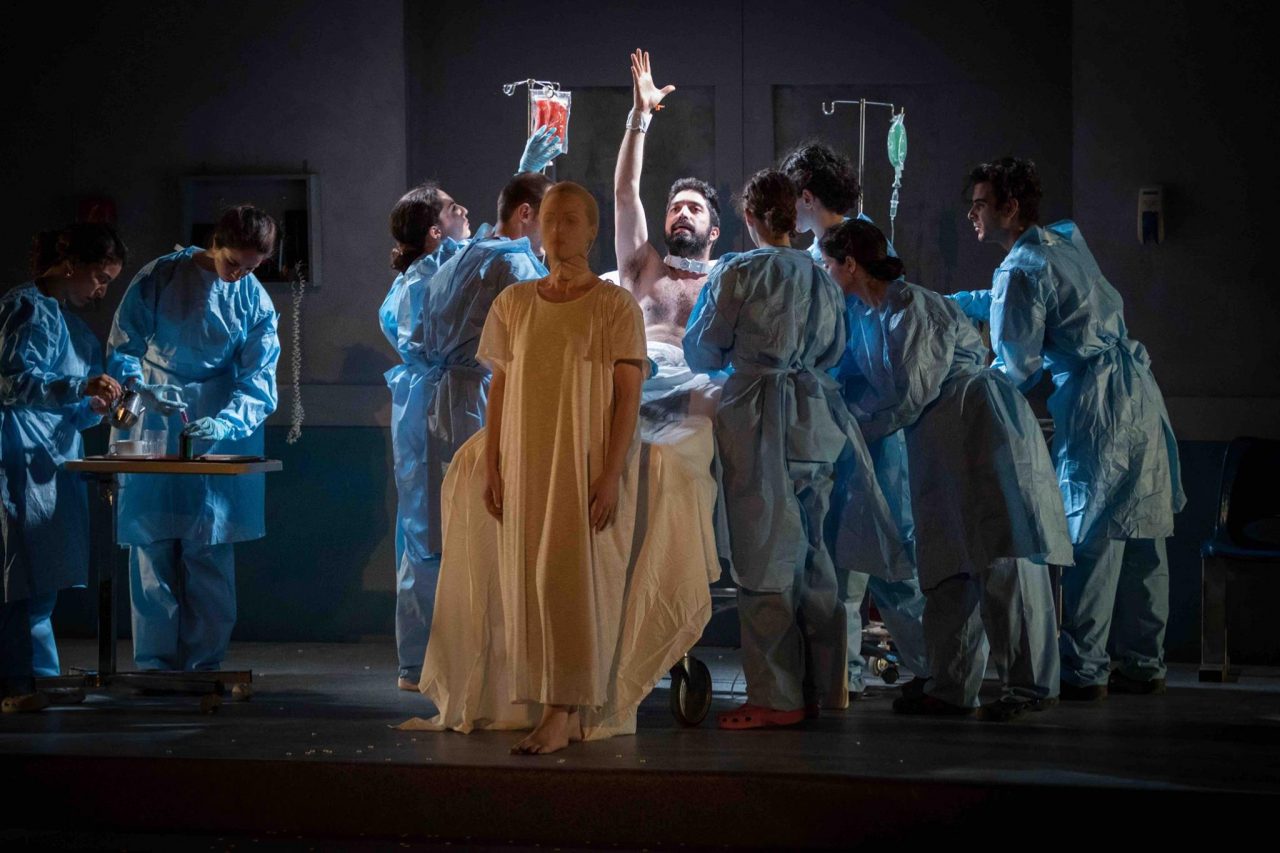 Театр имени Шота Руставели передал деньги полученные от спектакля "Электра" пострадавшим в результате пожара в Греции