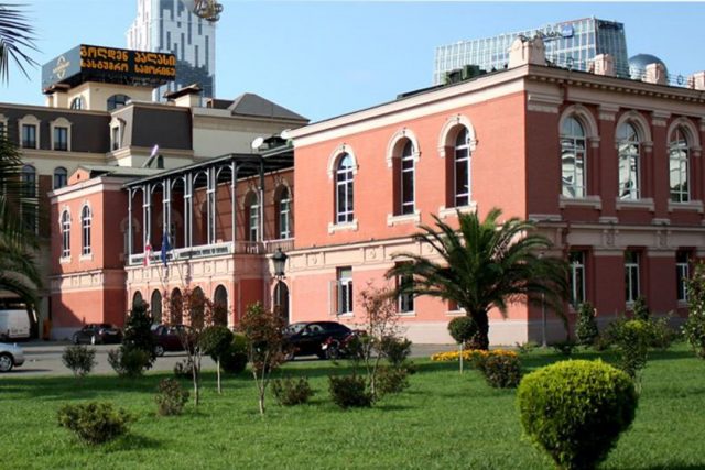 Конституционный суд Грузии принял к рассмотрению три иска по ограничениям из-за коронавируса