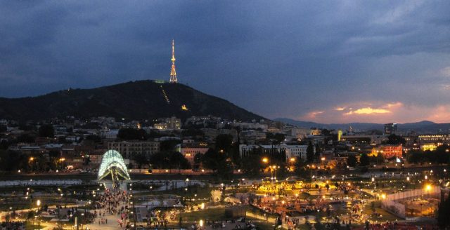 Надпись "Тбилиси" на грузинском и английском языках может появиться на горе Мтацминда