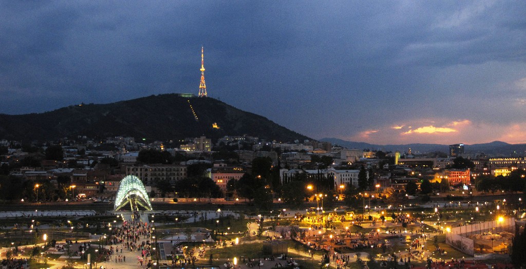 Надпись "Тбилиси" на грузинском и английском языках может появиться на горе Мтацминда