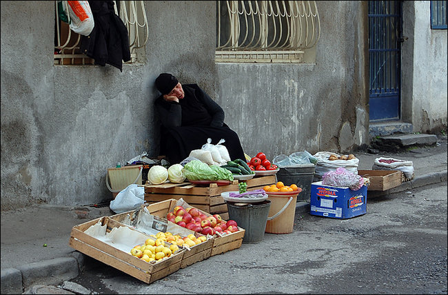 В Тбилиси запрещается торговля на тротуарах