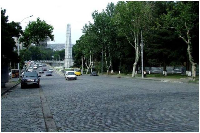 Мэр Тбилиси выступил с инициативой убрать брусчатку с подъема Варазисхеви