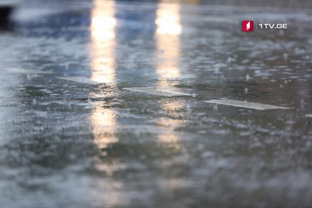 В Тбилиси в результате проливного дождя подтоплены жилые дома, магазин и школа
