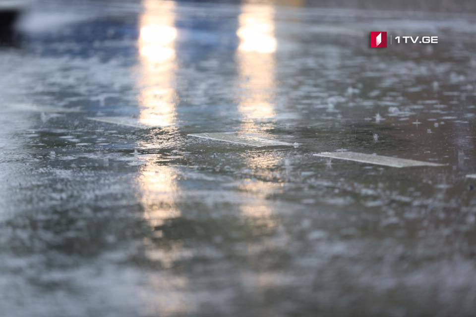 В Тбилиси в результате проливного дождя подтоплены жилые дома, магазин и школа