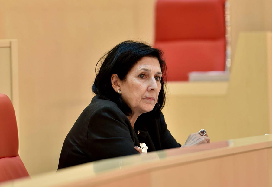 Зурабишвили не желает работать во «дворце Саакашвили»