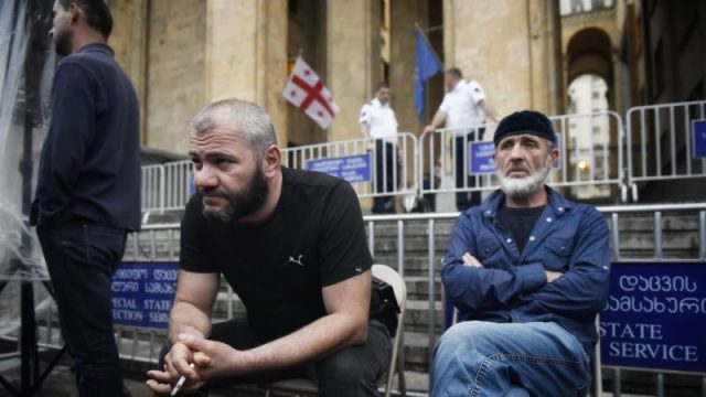 Заза Саралидзе начал голодовку у здания парламента в Тбилиси