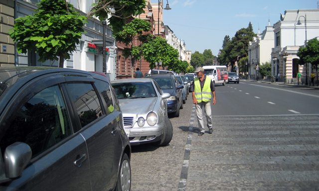 Мэр Тбилиси решает проблему парковочных мест