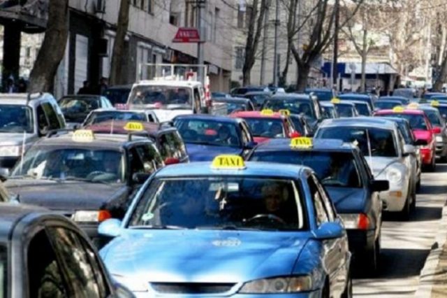 В Тбилиси таксисты, которые отказываются перекрашивать свои машины смогут воспользоваться белой пленкой