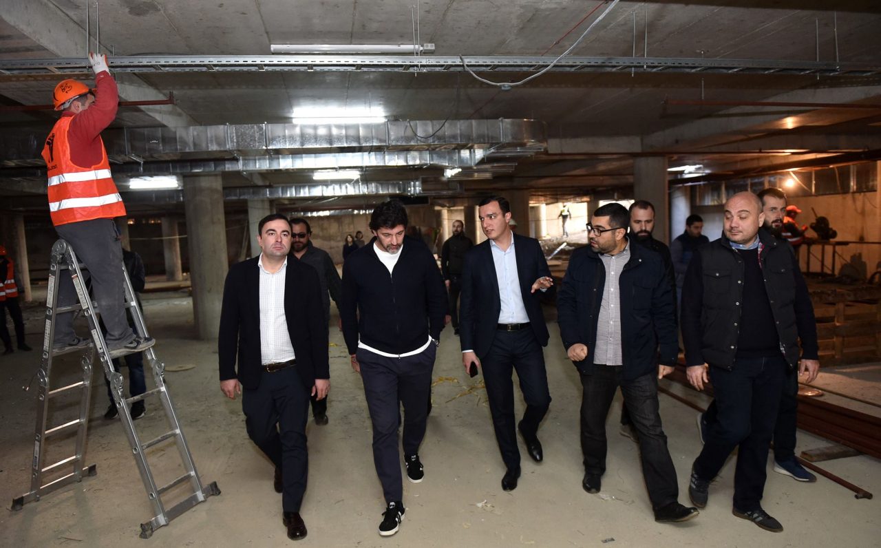 В Тбилиси на площади Орбелиани завершилось строительство подземной стоянки