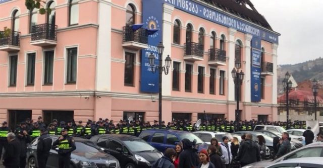 У главного офиса «Грузинской мечты» прошла акция протеста с требованием наказать убийц Темирлана Мачаликашвили