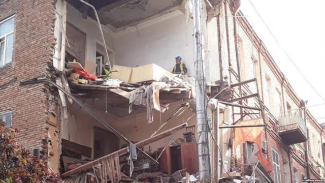 Мэрия Тбилиси – обрушение части аварийного дома на улице Метехи не создает опасность для местных жителей
