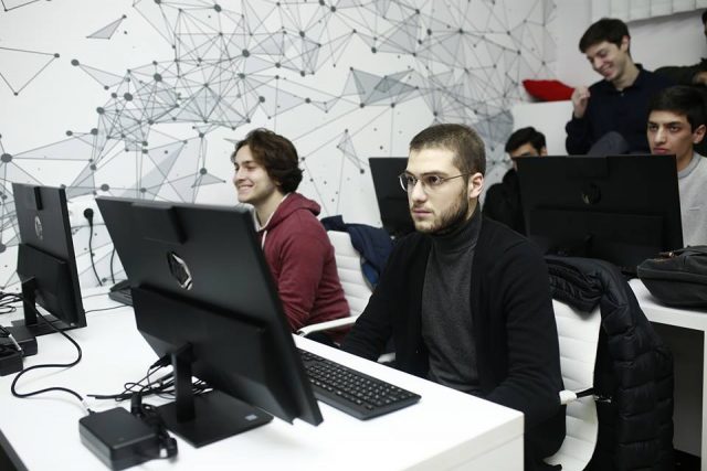 В Тбилисском университете бизнеса и технологии (BTU) открылась лаборатория искусственного интеллекта