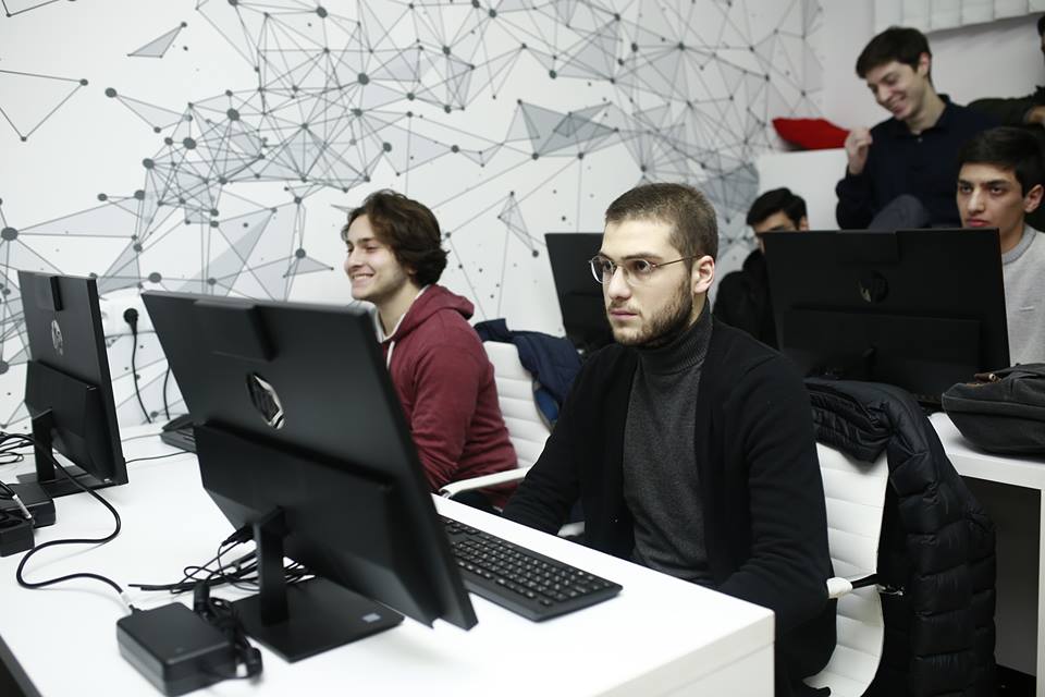 В Тбилисском университете бизнеса и технологии (BTU) открылась лаборатория искусственного интеллекта