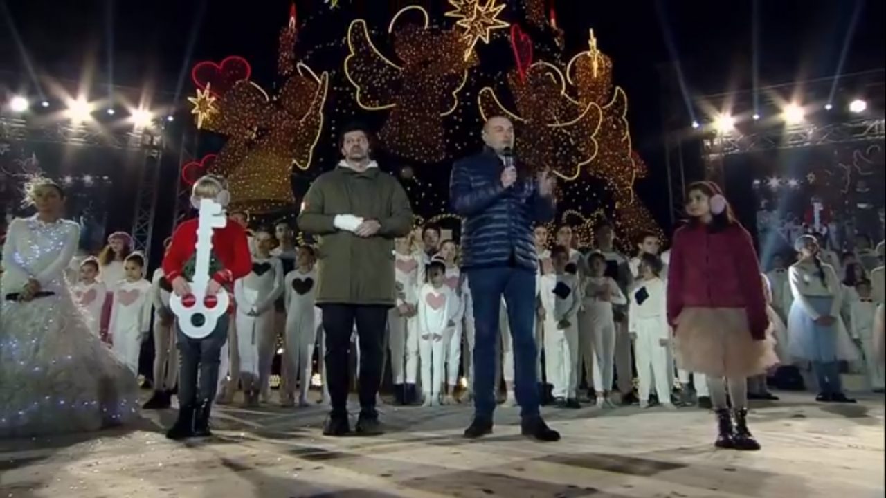 Премьер-министр и мэр Тбилиси зажгли главную елку страны