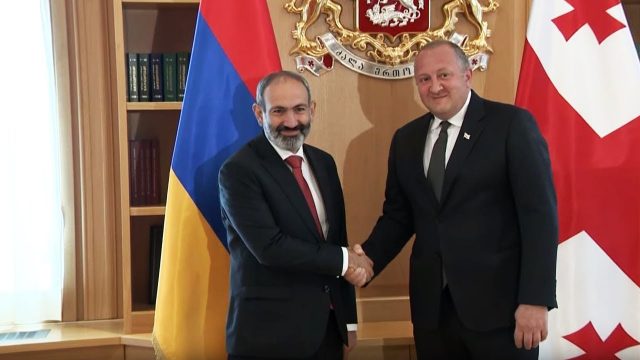 Маргвелашвили поздравил Пашиняна с победой на досрочных парламентских выборах в Армении