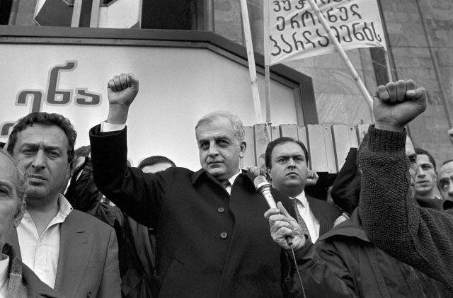 Сыновья первого президента Грузии отказались встречаться со следователем и прокурором по делу об убийстве их отца