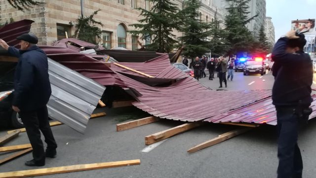 Сегодня ураганный ветер в Батуми стих