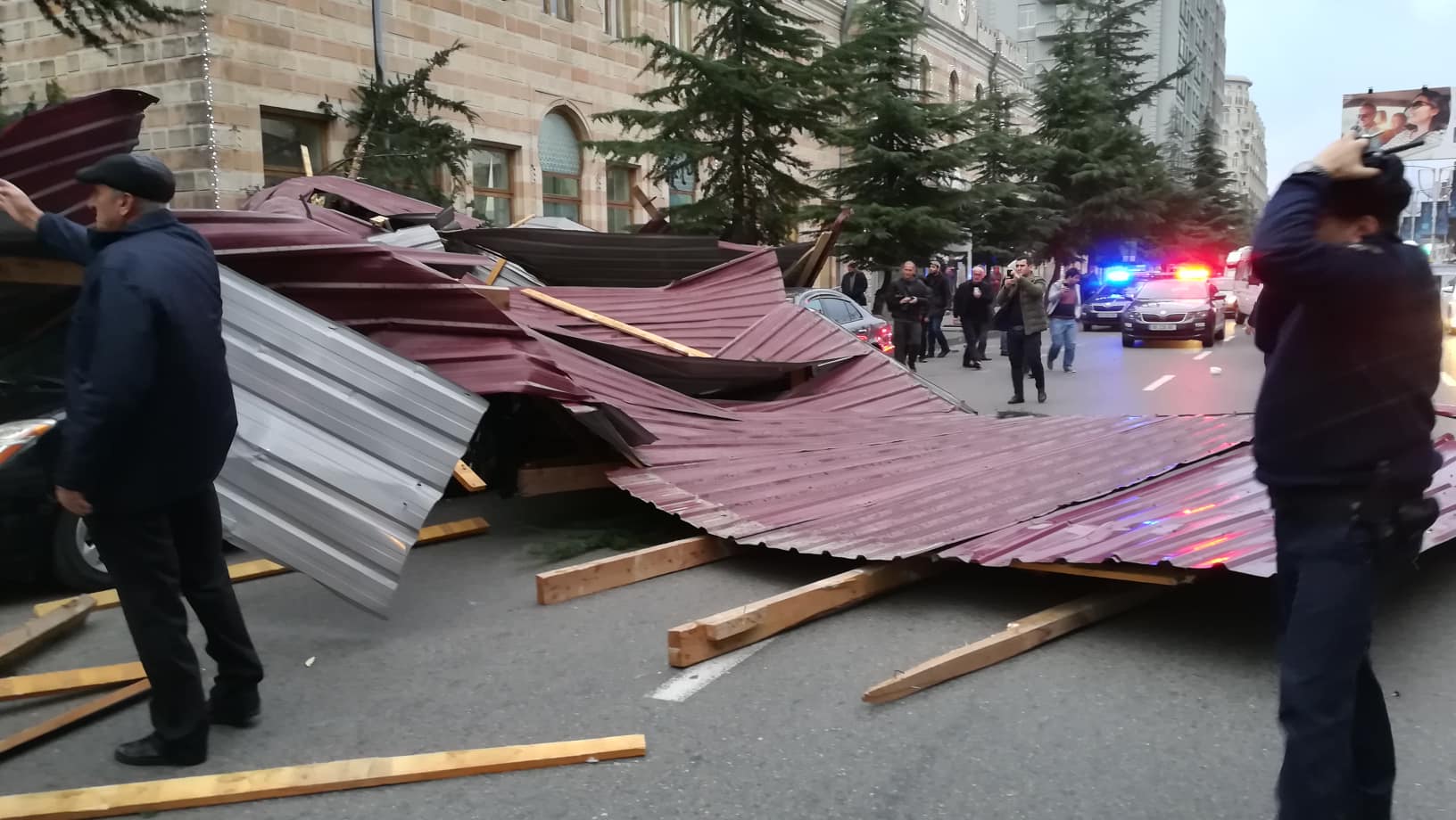 Сегодня ураганный ветер в Батуми стих