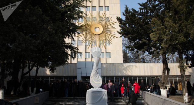 В Тбилиси установили монумент счастья