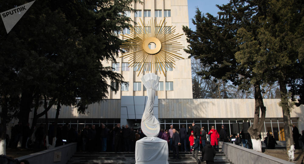 В Тбилиси установили монумент счастья