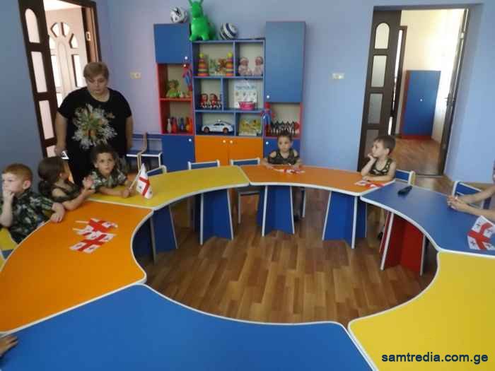 Следственная служба Минфина Грузии задержала руководителя компании, которая поставляла детским садам города Самтредия (регион Имерети) конину вместо говядины, говорится в сообщении на сайте ведомства. Детсады на западе Грузии снабжали кониной>> Скандал разразился в середине февраля, после того, как об этом заявила член оппозиционной партии "Новая Грузия" Теона Чалидзе. По ее словам, детсады в Самтредия снабжали кониной в течение восьми месяцев. Поставщиком была компания "Эленико". Читать далее: https://sputnik-georgia.ru/incidents/20190228/244561053/Za-postavku-koniny-v-detsady-Samtrediya-zaderzhan-odin-chelovek.html