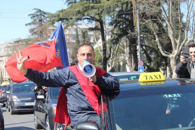 Тбилисские таксисты провели акцию протеста