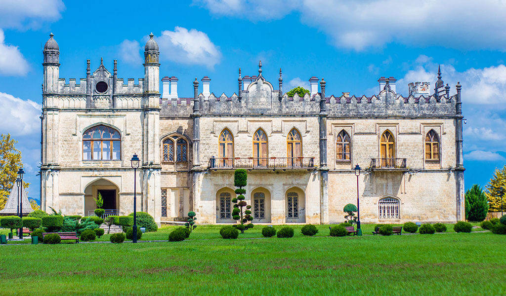 В Зугдиди во дворце князей Дадиани обвалился потолок