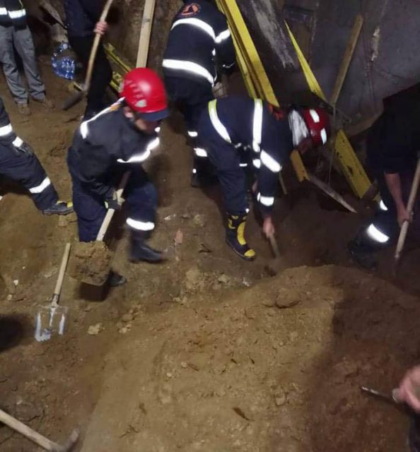 В Тбилиси на проспекте Чавчавадзе обвалился грунт и завалил двух человек