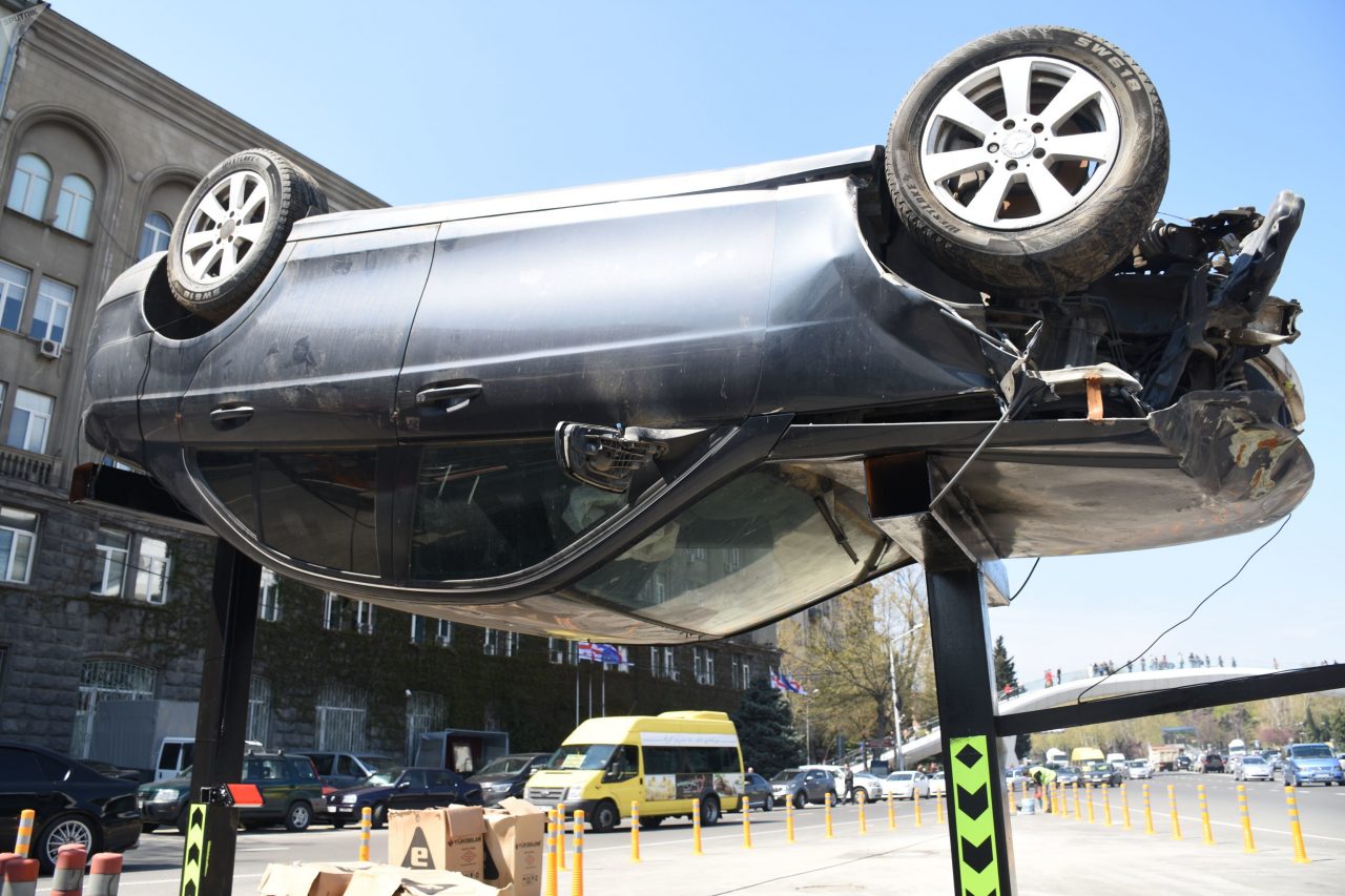 В Тбилиси на центральных улицах появились необычные инсталляции – перевернутые разбитые автомобили