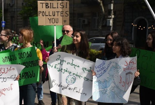 В Тбилиси прошла акция протеста с требованием защитить и улучшить окружающую среду