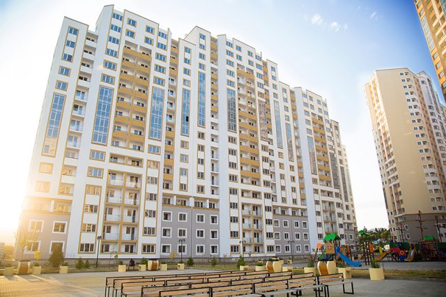 В Тбилиси вынужденные переселенцы заняли 200 квартир на улице Габриела Салоси