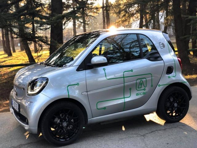 В Тбилиси с начала апреля заработал сервис каршеринга AiCar