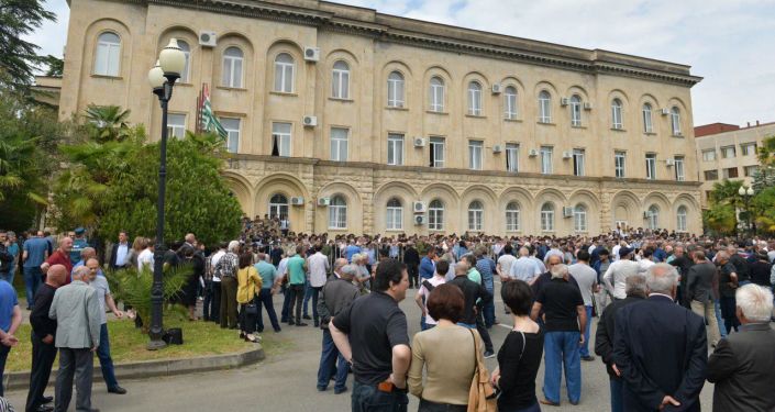 Протестующие у парламента Абхазии и действующая власть пришли к соглашению