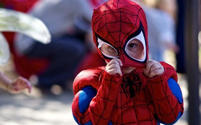 В Тбилиси ребенок в костюме "Человека-паука" выжил после падения с восьмого этажа