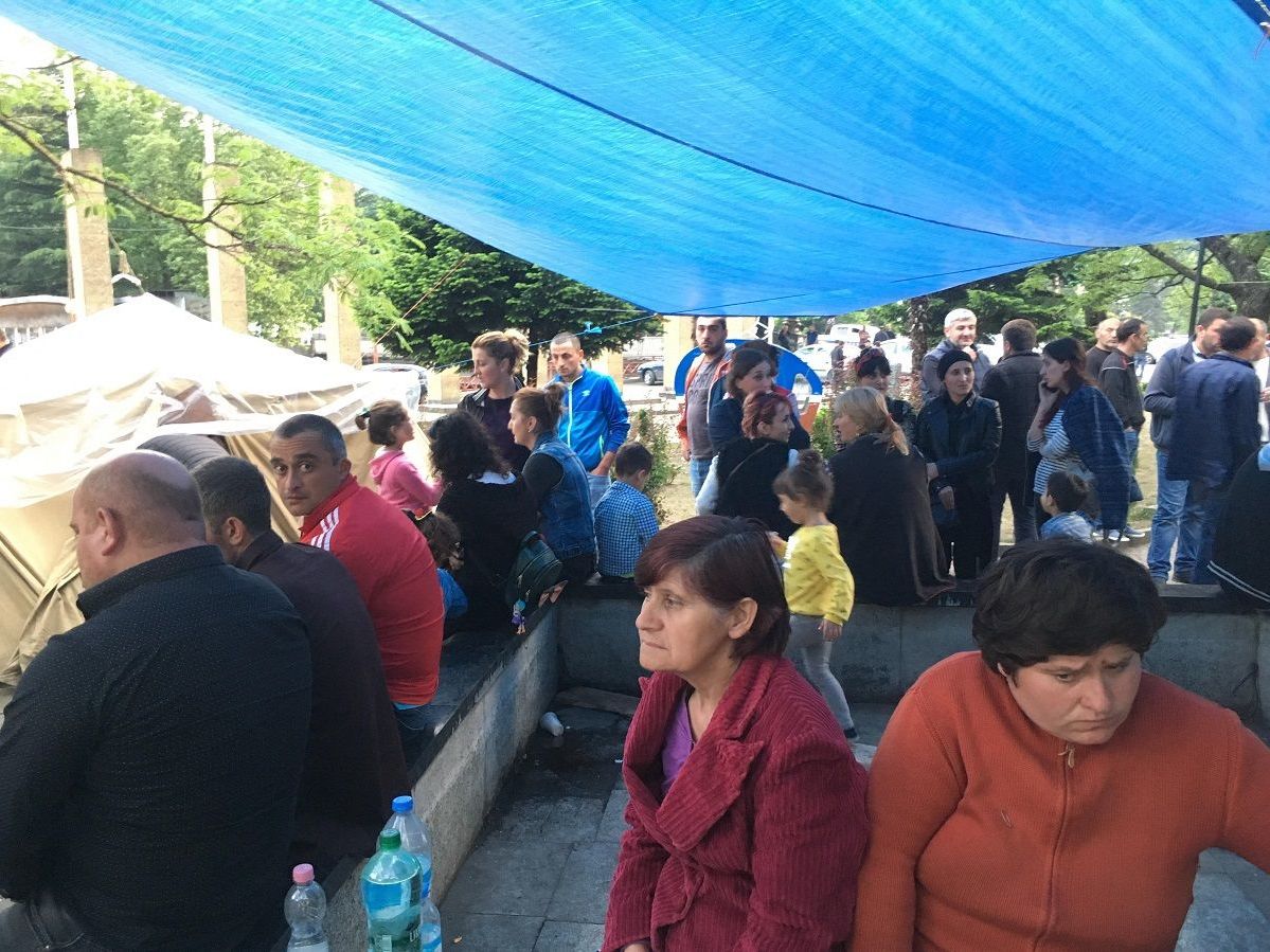 В Чиатура в знак протеста три шахтера зашили себе рты