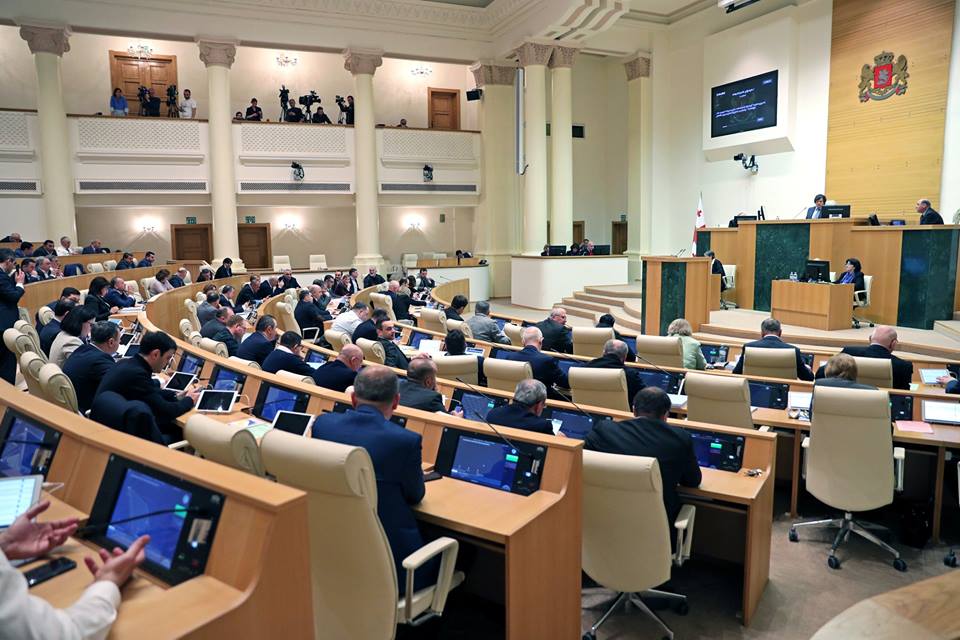 Парламент Грузии утвердил поправки в закон "Об общих судах"