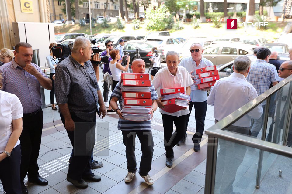 Оппозиция представила парламенту 300 тысяч подписей с требованием отмены мажоритарных выборов