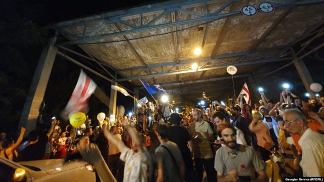 Участники акции протеста показали Иванишвили желтые карточки