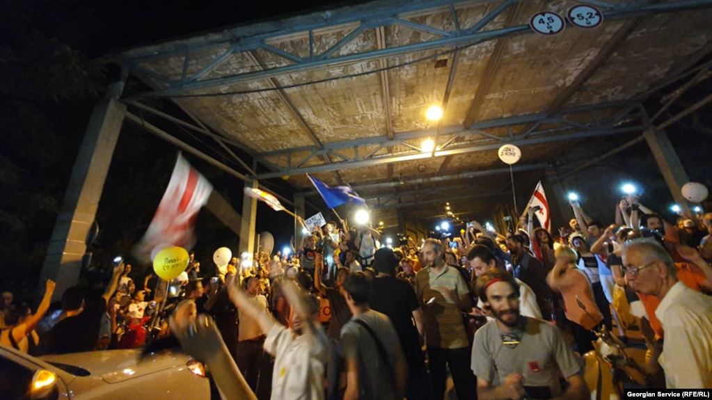 Участники акции протеста показали Иванишвили желтые карточки