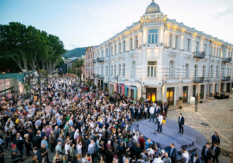 В Тбилиси завершилось восстановление площади Орбелиани