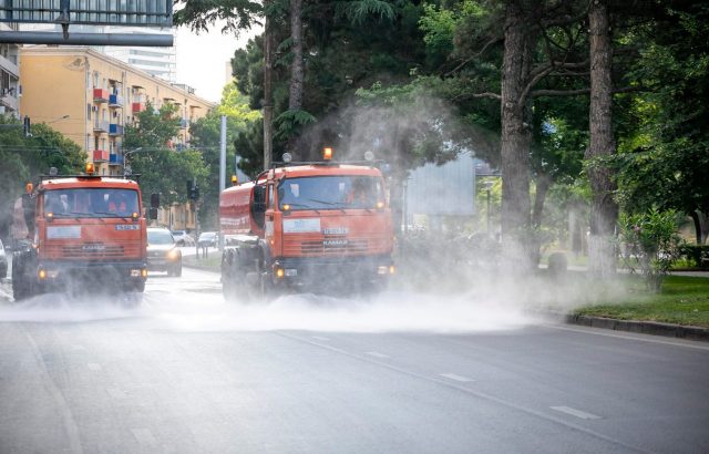 В Тбилиси начали поливать дороги
