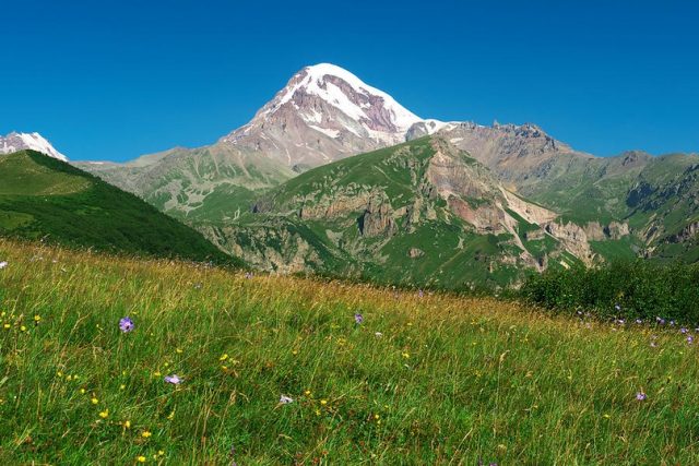 Точная высота Казбеги составляет 5054 метра