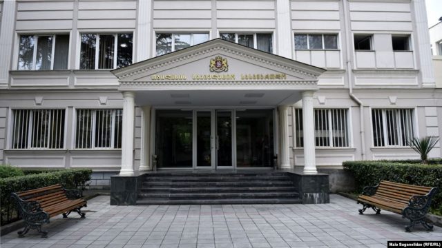 Cуд изменил меру пресечения обвиняемым в смерти председателя окружной комиссии