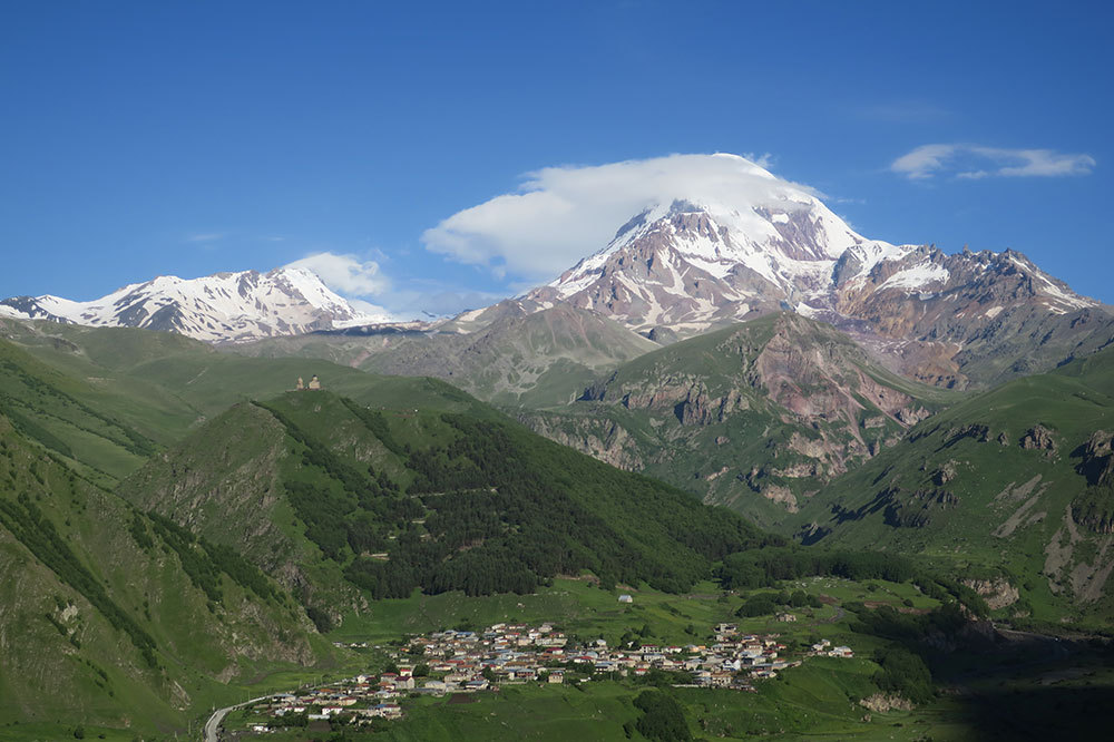 В Грузии результате падения частного вертолета погибли три человека