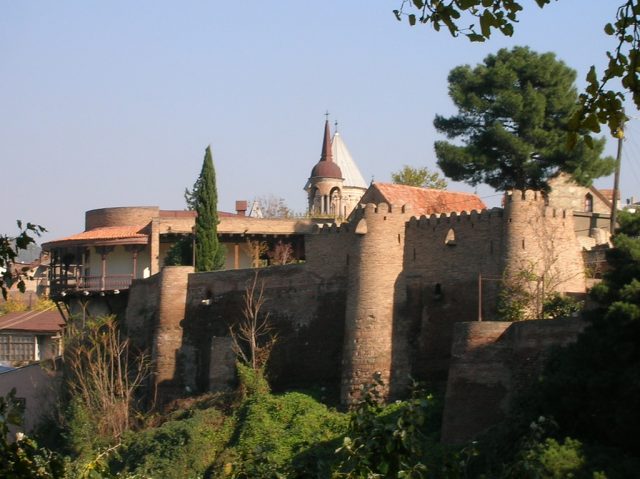 В центре Тбилиси обнаружили фрагменты стены древнего городища