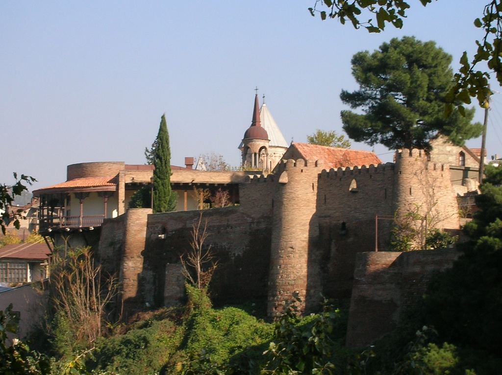 В центре Тбилиси обнаружили фрагменты стены древнего городища
