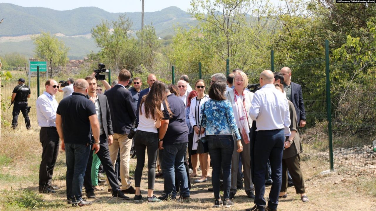 В Гугутианткари разбирают дома, оказавшиеся по ту сторону ограждений устанавливаемыми российскими оккупантами