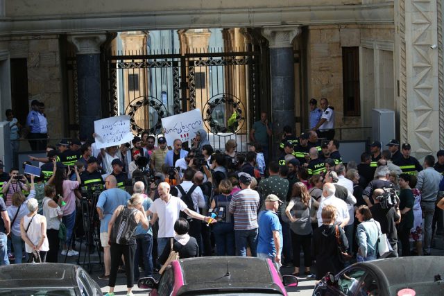 Осенняя сессия парламента Грузии началась с "коридора позора"