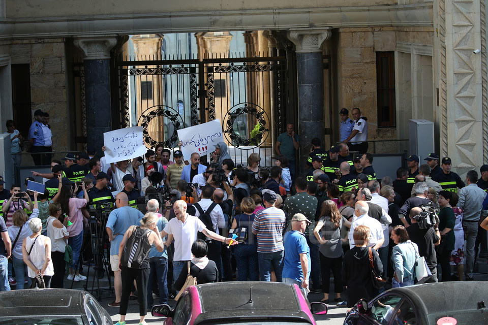 Осенняя сессия парламента Грузии началась с "коридора позора"